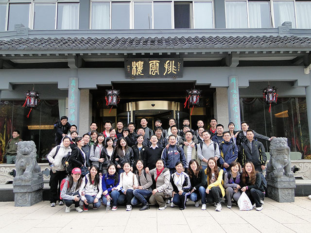 2011。04。30黃山之旅（晨拍——晨起的我們，個(gè)個(gè)張大嘴巴，原來心里想著“俺要吃”V.jpg