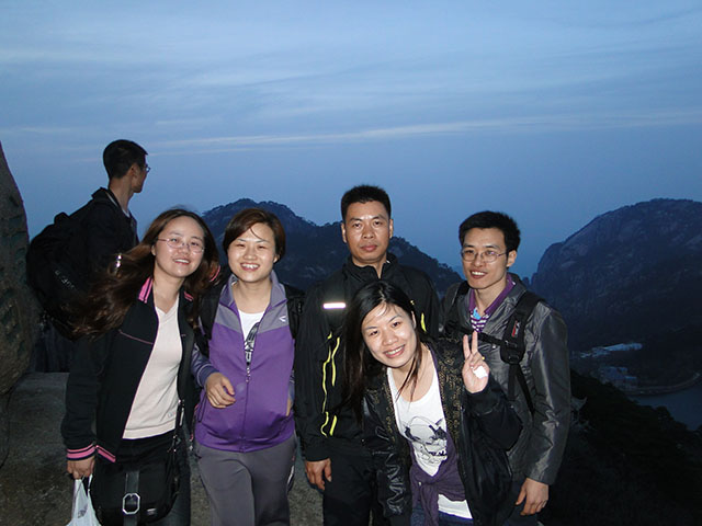 2011。04。30黃山之旅（黃山之上，夜色撩人，人更美?。￢.jpg